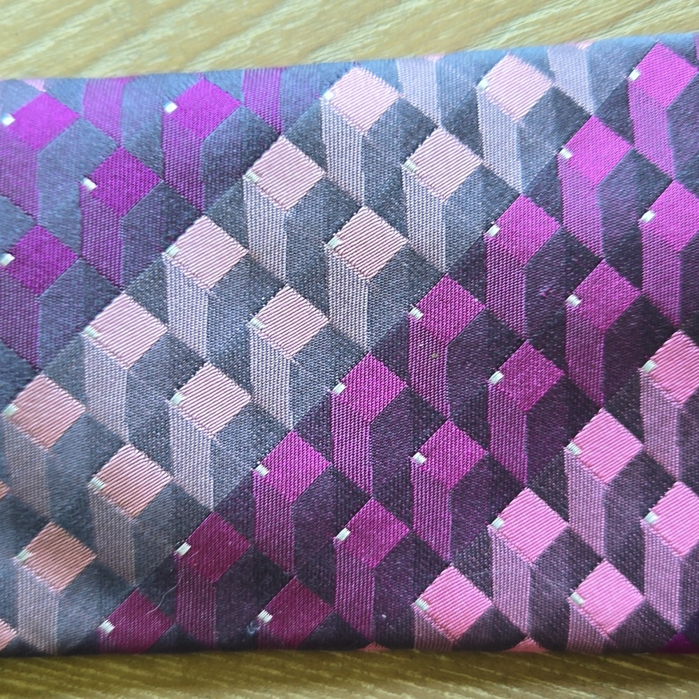 Arrow 3-D looking squares necktie. - Picture 2 of 6